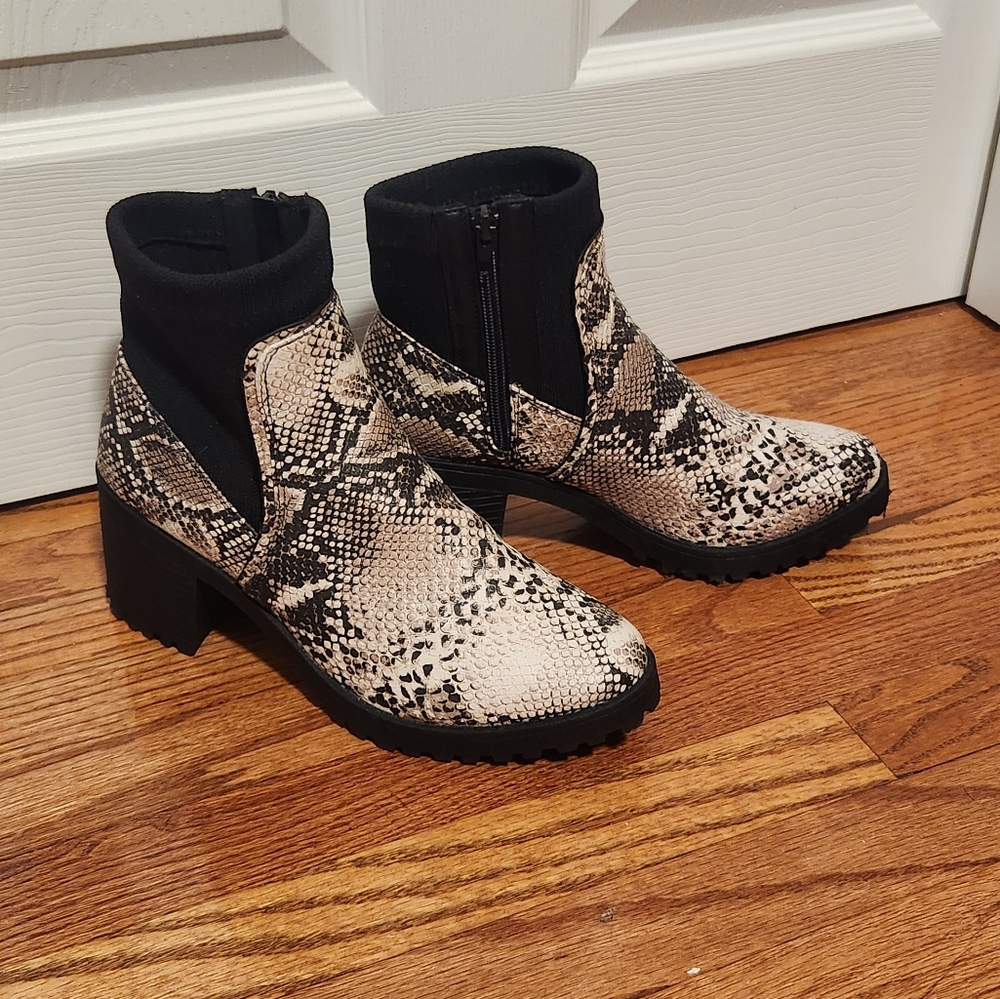 NWOT-Qupid booties size women's 8